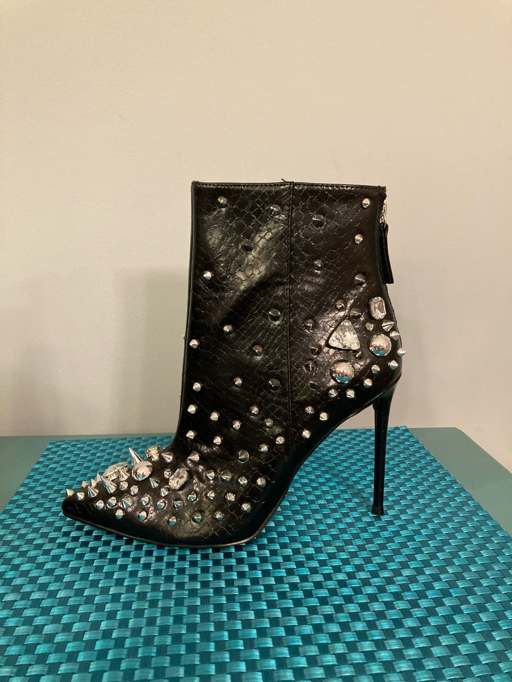 NWOT Steve Madden Black Studded Pointed Toe Stiletto Ankle Boots Women Size 8.5